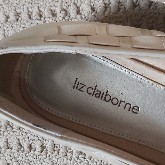 Liz Claiborne off white flats - Picture 2 of 4